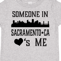 Inktastic Sacramento California някой обича ме силуетинг подарък за малко дете или тениска за момиче